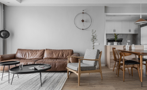 深色美式家具软装如何搭配，在客厅砌个地台有哪些优点？